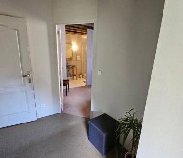 Donzy House | Chambre avec salle de bain