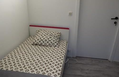 Cuesmes House | Chambre Blanche