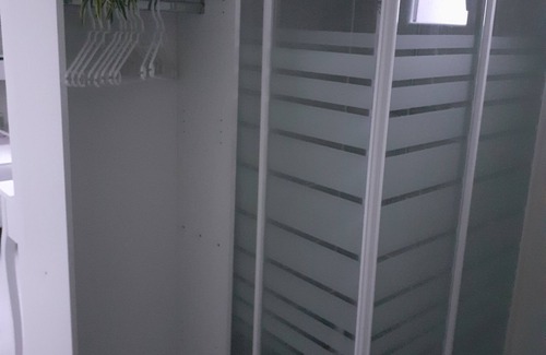 Cholet Bed & Breakfast | Chambre Chez L'habitant . Jardin Terrasse spa Extérieur en été , Coin Billard