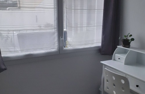 Cholet Bed & Breakfast | Chambre Chez L'habitant . Jardin Terrasse spa Extérieur en été , Coin Billard