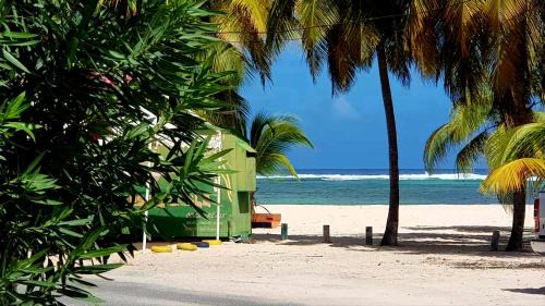 Grande Anse House | Chambre créole et sa salle de bain chez Michelle