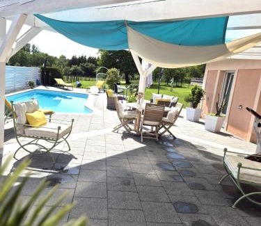 Monthureux-sur-Saone Bed & Breakfast | Chambre d'hôtes de charme avec piscine terrasse et vue sur les prairies