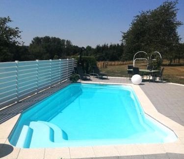 Monthureux-sur-Saone Bed & Breakfast | Chambre d'hôtes de charme avec piscine terrasse et vue sur les prairies
