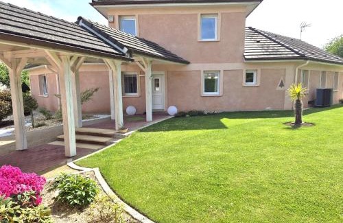 Monthureux-sur-Saone Bed & Breakfast | Chambre d'hôtes de charme avec piscine terrasse et vue sur les prairies