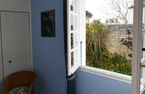 Loix House | Chambre D'hôte Indépendante, au Milieu D'un Jardin Arboré