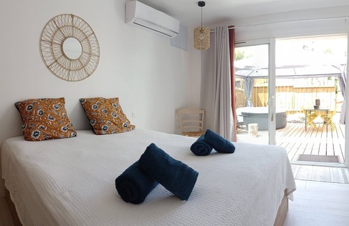 Carcassonne Bed & Breakfast | Chambre D'hôtes 2pers. Spa Privé, Piscine, Table D'hôtes à 3 min Cité Médiévale