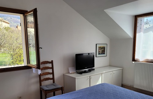 Chorges Bed & Breakfast | Chambre D'hôtes, Indépendante Dans Maison, au Centre du Village