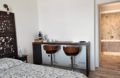 Peret Bed & Breakfast | Chambre D'hôtes Pour 2 à 4 Pers. Salle de Bain Balnéo. Proche du Lac du Salagou