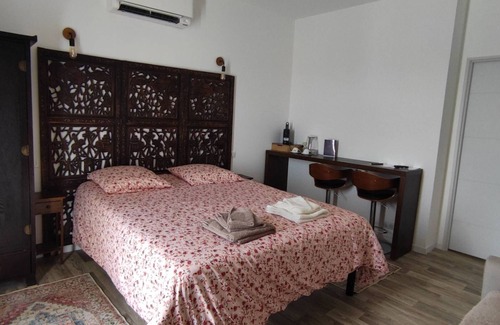 Peret Bed & Breakfast | Chambre D'hôtes Pour 2 à 4 Pers. Salle de Bain Balnéo. Proche du Lac du Salagou