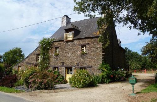 Les Fougerets Bed & Breakfast | Chambre d'hôtes Saint Jacob Relais de Chasse du XVIII Siècle