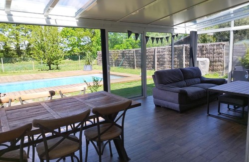 Saint-Lyphard Bed & Breakfast | Chambre d'hôtes salle d'eau et WC privés, véranda,extérieurs et piscine chauffée