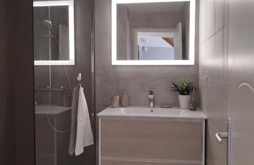 Saint-Lyphard Bed & Breakfast | Chambre d'hôtes salle d'eau et WC privés, véranda,extérieurs et piscine chauffée