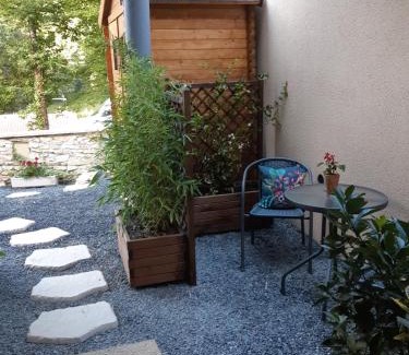Notre-Dame-de-Sanilhac Bed & Breakfast | Chambre d hôtes le Val du Loup petit déjeuner continental sur demande
