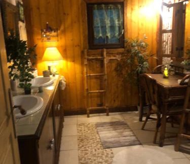 Saint-Priest-sous-Aixe Bed & Breakfast | Chambre d'hôte txaleta (le Chalet)