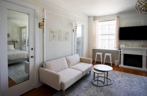 East Village Apartment | Chambre de Bonne in Downtown Long Beach
