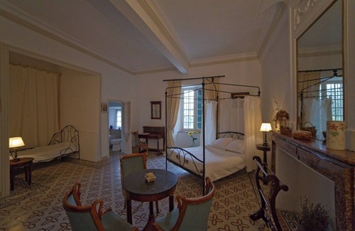 Trausse Bed & Breakfast | Chambre des Violons at Château de Paulignan