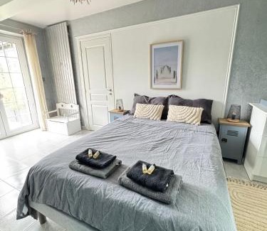 Roeze-sur-Sarthe Bed & Breakfast | Chambre double dans villa avec piscine salle de bains privée