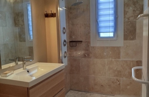 Clarensac Bed & Breakfast | Chambre du bonheur private suite/jacuzzi (optional)