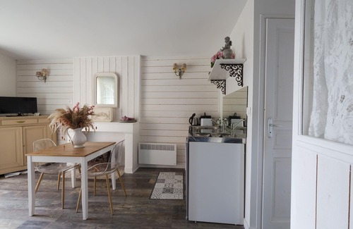 Cahon Apartment | Chambre en baie - Le Jardin-chambres d'hôtes