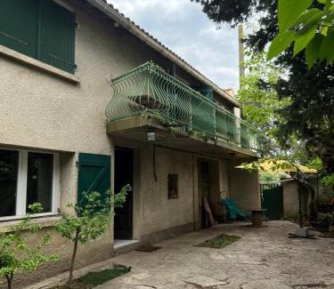 Hopitaux-Facultes House | Chambre en bois dans une ancienne bâtisse