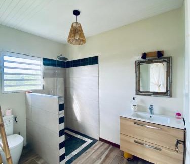 Le Morne-Rouge House | Chambre et SDB privative Roucou vue Mont Pelée dans maison partagée
