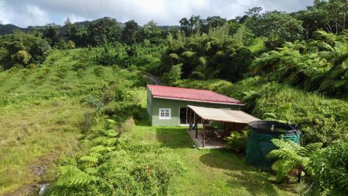 Le Morne-Rouge House | Chambre et SDB privative Roucou vue Mont Pelée dans maison partagée