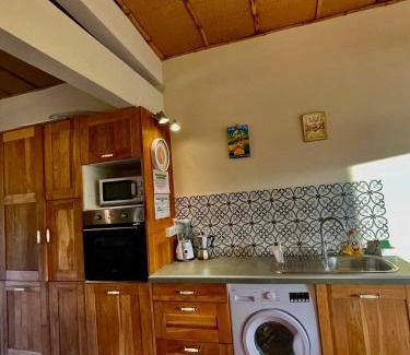 Le Morne-Rouge House | Chambre et SDB privative Roucou vue Mont Pelée dans maison partagée