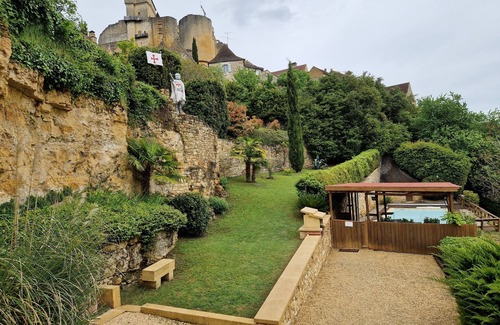 Castelnaud-la-Chapelle Villa | CHAMBRE D'HÖTE AT THE FOOT OF THE CHATEAU .MAISON PÉRIGOURDINE EN PIERRE.AVEC PISCINE.