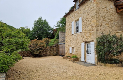 Castelnaud-la-Chapelle Villa | CHAMBRE D'HÖTE AT THE FOOT OF THE CHATEAU .MAISON PÉRIGOURDINE EN PIERRE.AVEC PISCINE.