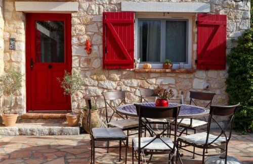 Saint-Cezaire-sur-Siagne House | Chambre d'Hôtes "Fragonard" Jardin et Piscine