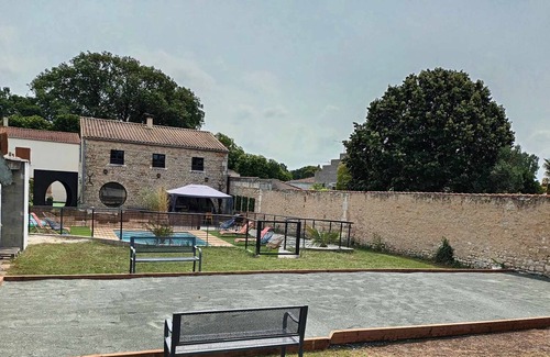 Saint-Coutant-le-Grand Bed & Breakfast | Chambre Dans une Magnifique Villa de Charme Avec sa Piscine Privée et Jacuzzi