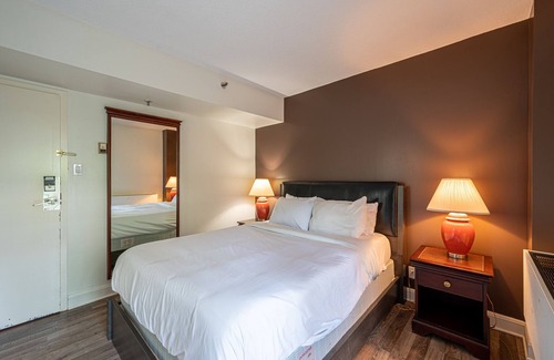 Saint-Sauveur House | Chambre lit Queen avec balcon (25)