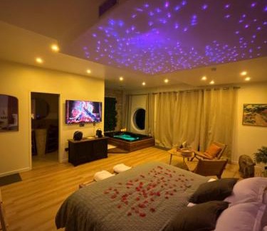 Messy House | Chambre romantique avec Jacuzzi privée
