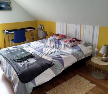 Cluses Bed & Breakfast | Chambre rouge dans maison avec parking
