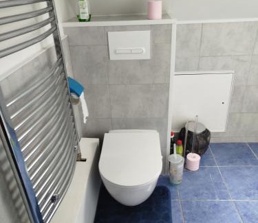 Cluses Bed & Breakfast | Chambre rouge dans maison avec parking