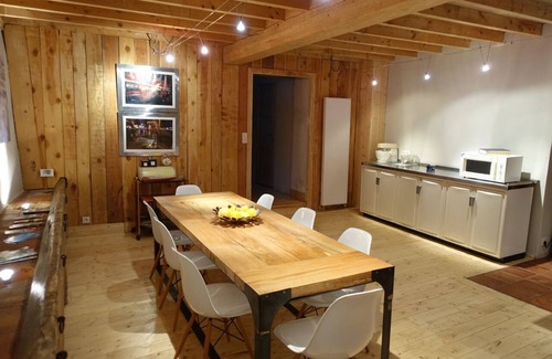 Lavaur Bed & Breakfast | Chambre rouge-Double room-Deluxe-Private Bathroom-Courtyard view