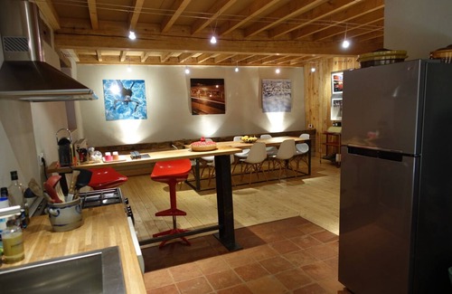 Lavaur Bed & Breakfast | Chambre rouge-Double room-Deluxe-Private Bathroom-Courtyard view