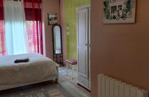 Aspet Bed & Breakfast | Chambre spatieuse avec grand lit.