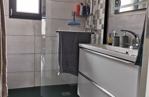 Plaissan Bed & Breakfast | Chambre Tout Confort, Salle D'eau et Toilettes Séparées 60 la Nuit