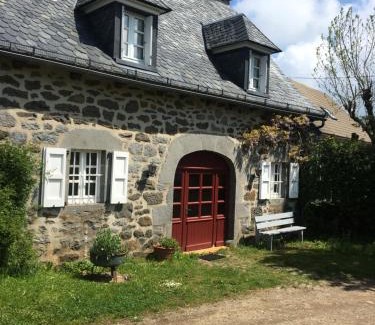 Anglards-de-Salers Bed & Breakfast | Chambres d’hôtes « Les sorbiers »