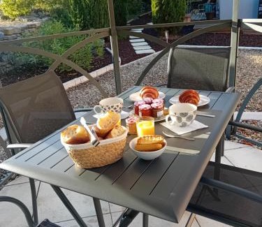 Villeneuve-de-Berg Bed & Breakfast | Chambres d'hôtes Des couleurs et des Mots