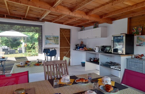 Medis House | Chambres D'hôtes, 5 min des Plages de Royan, Parc, Piscine Chauffée !