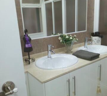 Reus Bed & Breakfast | CHAMBRES D'HÔTES CHEZ CATHERINE A REUS chambre de Paris avec salle de bains privée