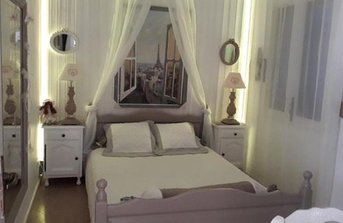 Reus Bed & Breakfast | CHAMBRES D'HÔTES CHEZ CATHERINE A REUS chambre de Paris avec salle de bains privée