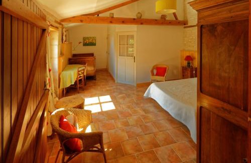 Le Poire-sur-Velluire Bed & Breakfast | Chambres d'hôtes Les Tilleuls