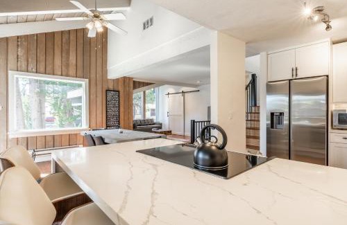 Mammoth Lakes House | Chamonix 24 is a 2bed plus loft 3 bath Upgraded Canyon Ldge Nearly Ski in Ski Out Sleeps 8