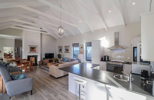 Vermont House | Champagne Air Luxury Villa with pool, pet friendly