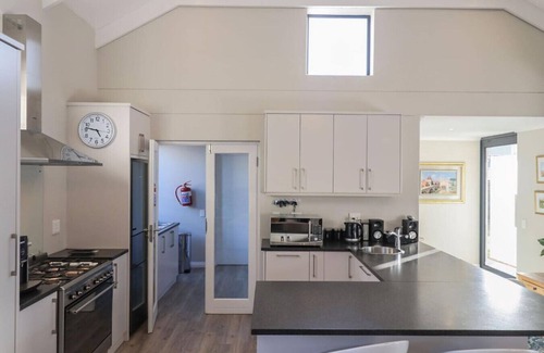 Vermont House | Champagne Air Luxury Villa with pool, pet friendly