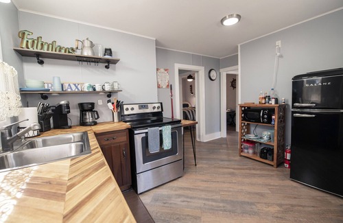 South Haven House | Champagne Cottage - Cottage Retreat w/Lake Michigan Access!