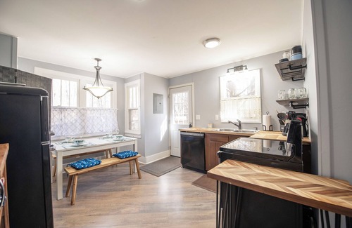 South Haven House | Champagne Cottage - Cottage Retreat w/Lake Michigan Access!